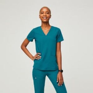COPY - FIGS Casma™ Three-Pocket Scrub Top in Pacific Blue (SIZE M) NWT